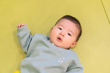 マンションのキッズルームで遊ぶ日本人の男の赤ちゃん