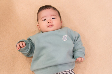 マンションのキッズルームで遊ぶ日本人の男の赤ちゃん