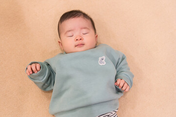 マンションのキッズルームで遊ぶ日本人の男の赤ちゃん