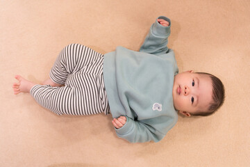 マンションのキッズルームで遊ぶ日本人の男の赤ちゃん