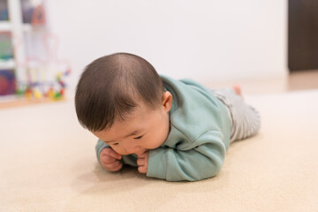 マンションのキッズルームで遊ぶ日本人の男の赤ちゃん