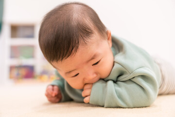 マンションのキッズルームで遊ぶ日本人の男の赤ちゃん