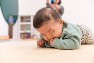 マンションのキッズルームで遊ぶ日本人の男の赤ちゃん