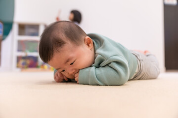 マンションのキッズルームで遊ぶ日本人の男の赤ちゃん