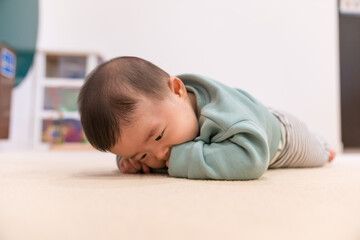 マンションのキッズルームで遊ぶ日本人の男の赤ちゃん