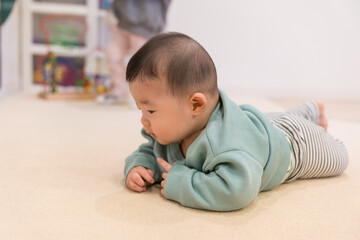 マンションのキッズルームで遊ぶ日本人の男の赤ちゃん