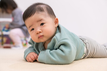 マンションのキッズルームで遊ぶ日本人の男の赤ちゃん