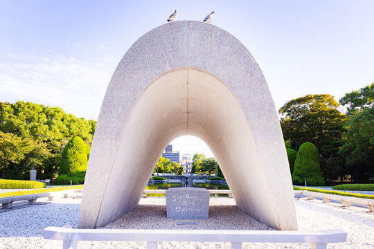 平和記念公園　原爆死没者慰霊碑