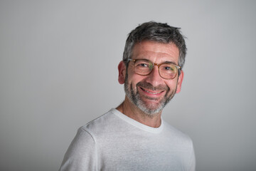 Obraz premium headshot of Smiling mature man with glasses portraying a positive attitude