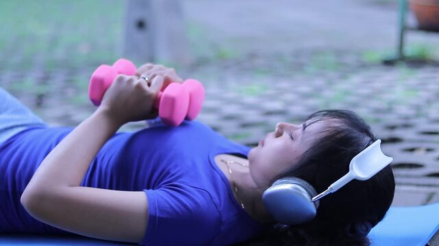 A rhythmic fitness sequence showcasing focused strength training with pink dumbbells, demonstrating determination and physical discipline in an