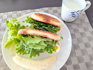 卵とレタスがたっぷり入った朝食サンドイッチ