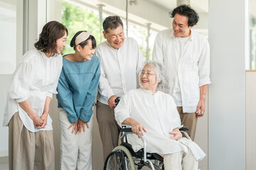 Obraz premium Family members, three-generation families visiting a nursing home, care facility, or hospital