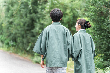 Obraz premium Back view of a couple in yukata on a hot spring trip
