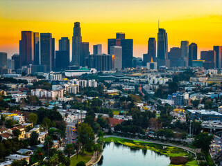Fototapeta premium Los Angeles skyscrapers at sunset from Echo Park Lake
