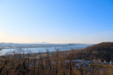 Fototapeta premium A view from a park on a hill