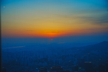 Fototapeta premium Seoul, Seoul, South Korea, 04 30 2025: The sunset landscape and the aerial view of Seoul city and Han river, South Korea. 