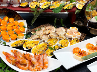 牡蠣のチーズ焼きと海老の和洋折衷ビュッフェ前菜盛り