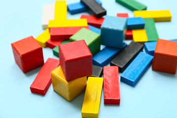 Obraz premium Heap of colorful building blocks on color background, closeup