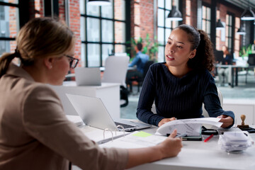 Obraz premium Young Hispanic Woman Smiling While Consulting