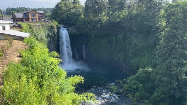 富士山の伏流水、恵みの音止の滝