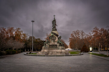 Naklejka premium Ciudad de Valladolid al anochecer con luces enigmáticas y misteriosas 