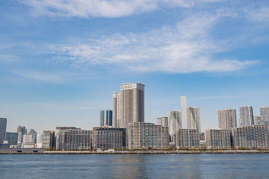 東京湾越しの高層マンション郡