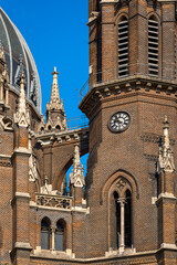 Fototapeta premium Die verwinkelten Türme der denkmalgeschützten Wiener Kirche 