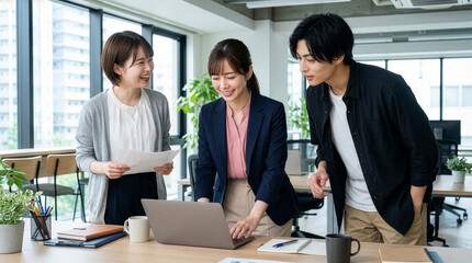 チームワークを感じる職場の若い男女