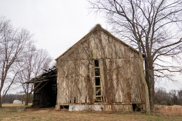 Obraz premium Broomes Island, Maryland USA An old barn in the winter light.