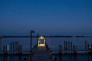 Naklejka premium Solomons, Maryland, USA An illuminated pier at night on the Patuxent River.