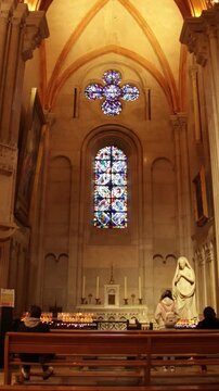 Int&eacute;rieur majestueux de la cath&eacute;drale gothique Saint-Jean-Baptiste de Lyon