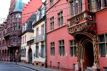 Fototapeta premium Franziskanerstraße in Freiburg in der Weihnachtszeit