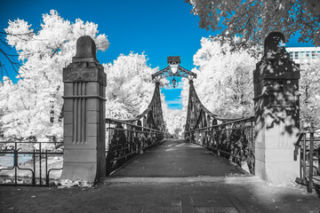 Artystyczne ujęcie zabytkowego Mostu Groszowego (Mostu Zielonego) w Opolu, wykonane w technice fotografii w podczerwieni (IR), charakteryzujące się surrealistyczną, białą roślinnością © Henryk Niestrój