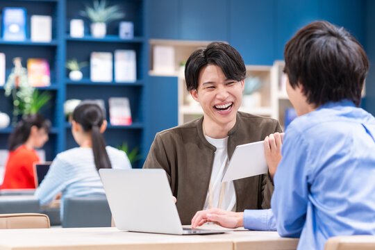 オフィスで働く若いエンジニア