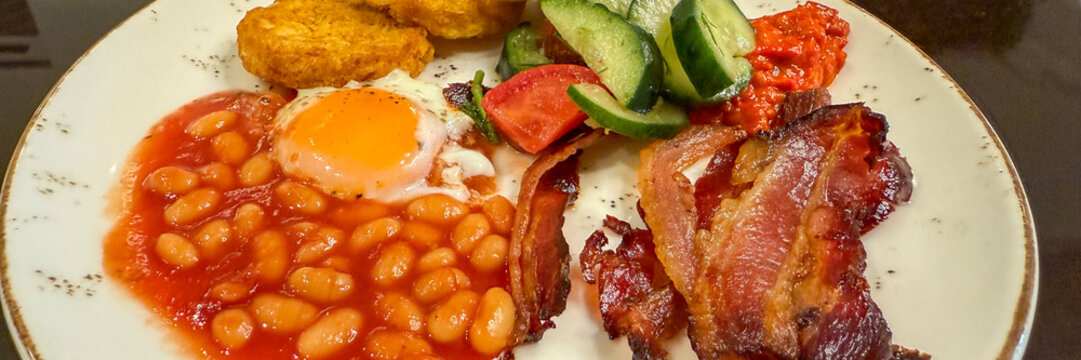 Hearty English breakfast with crispy bacon and sunny egg, perfect for Guy Fawkes Night or Harvest Festival brunch