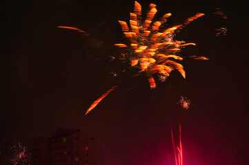 Spektakularny nocny pokaz fajerwerków na ciemnym niebie z wielobarwnymi smugami. © Pol Badger