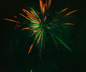 Spektakularny nocny pokaz fajerwerków na ciemnym niebie z wielobarwnymi smugami. © Pol Badger