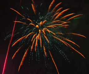 Spektakularny nocny pokaz fajerwerków na ciemnym niebie z wielobarwnymi smugami. © Pol Badger