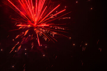 Spektakularny nocny pokaz fajerwerków na ciemnym niebie z wielobarwnymi smugami. © Pol Badger