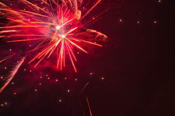 Spektakularny nocny pokaz fajerwerków na ciemnym niebie z wielobarwnymi smugami. © Pol Badger