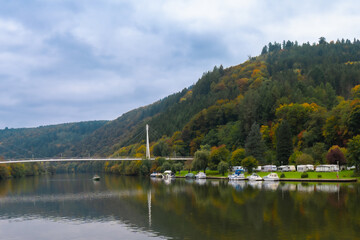 Boote und eine Br&uuml;cke am Neckar im Herbst