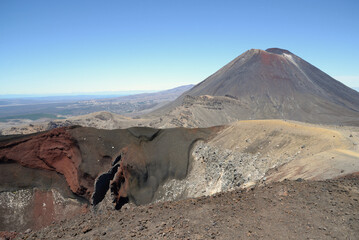 Tongariro Alpine Crossing - trasa w Nowej Zelandii z wulkanicznym krajobrazem, szczyty wulkanów © MalgorzataW