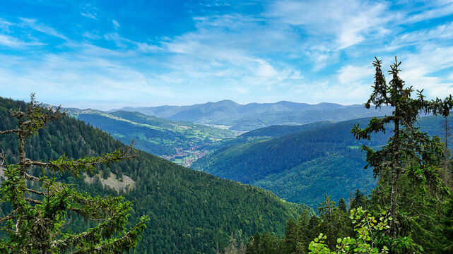 Auf dem Wanderweg Sentier des Roches (Felsenpfad) am Col de la Schlucht im Elsass	mit Blick ins Munstertal