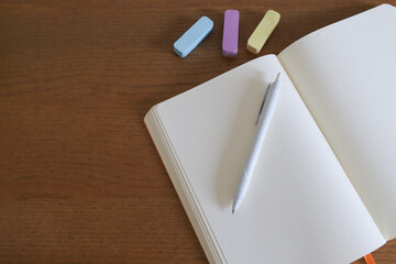 ノートと文房具のある机