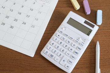 電卓とカレンダー　家計とスケジュール