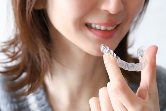 マウスピース矯正を始める女性