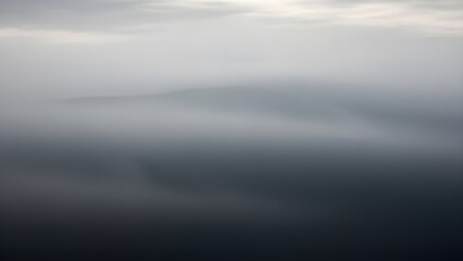 Fototapeta premium Fondo gris ahumado minimalista con desenfoque suave para negocios, tecnología, presentaciones, fondos Zoom, exhibición de productos, espacio de copia, etc.