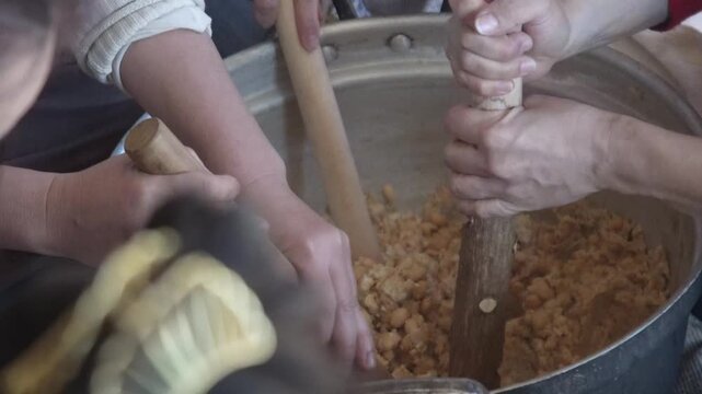 味噌作りをする女性