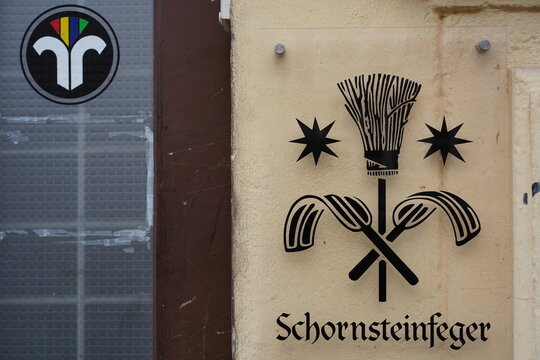 Zunftzeichen eines Schornsteinfegers an einer Hauswand in Berlin am 17.01.2025