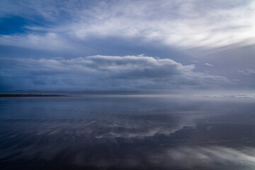 Obraz premium A misty morning at Black Rock Sands Porthmadog Wales